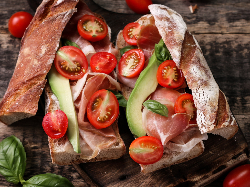 Бутерброды с помидорами, авокадо и беконом