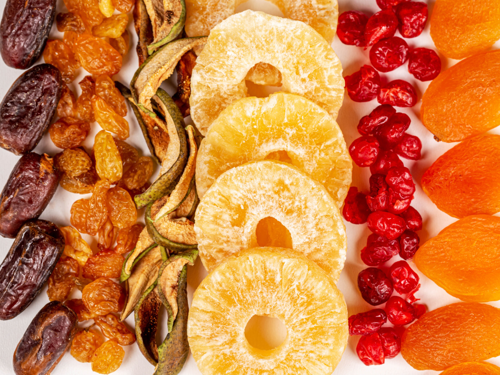 Аппетитные сухофрукты на белом фоне