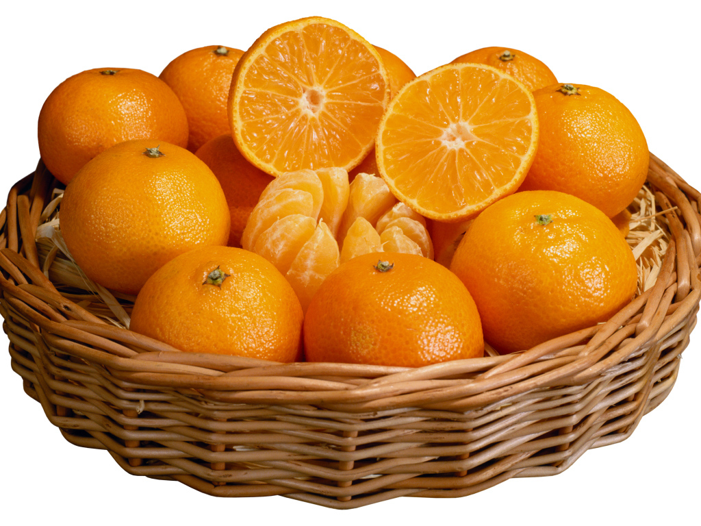 Корзина спелых плодов апельсина на белом фоне
