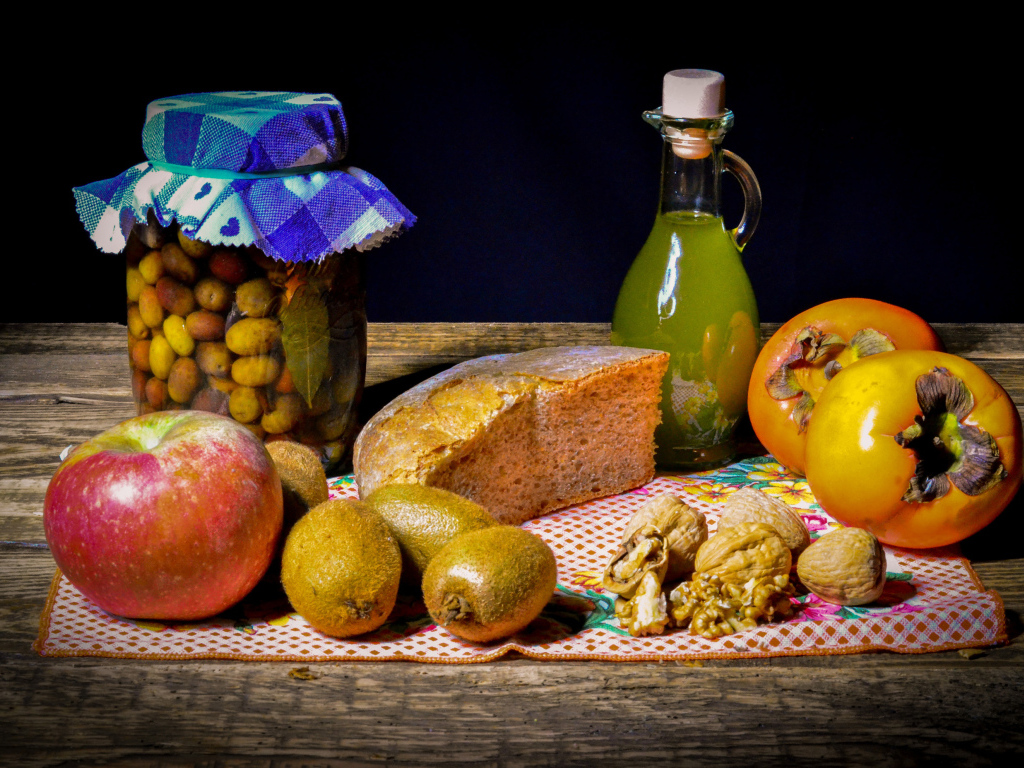 Хлеб с фруктами на столе с вареньем и орехами 