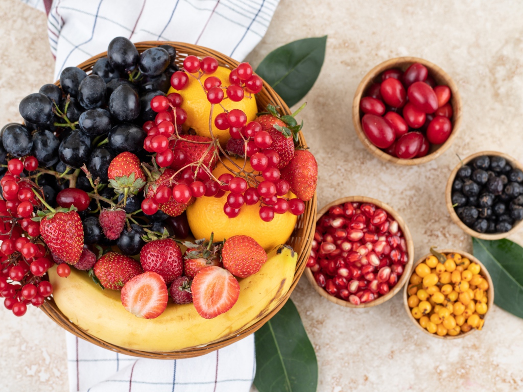 Вкусные спелые ягоды в корзинке на столе