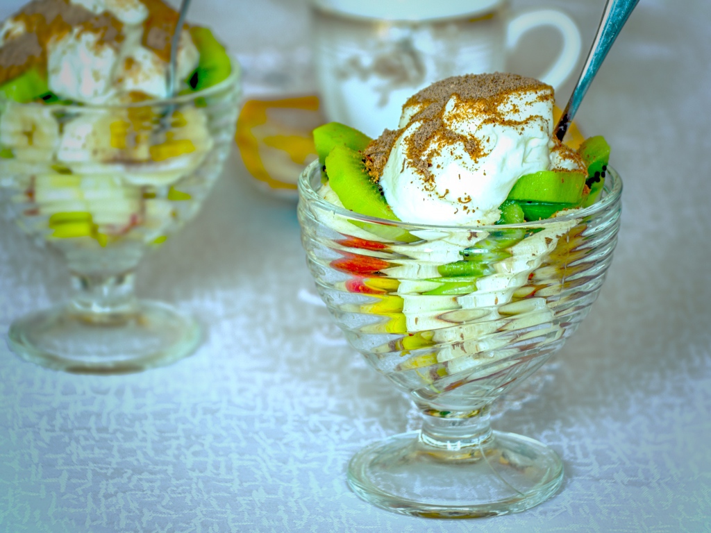 Десерт с фруктами и взбитыми сливками 