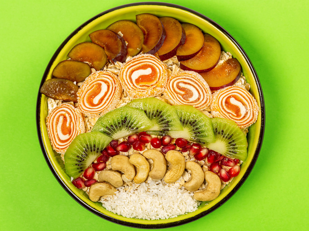 Мармелад с фруктами и мюсли в тарелке