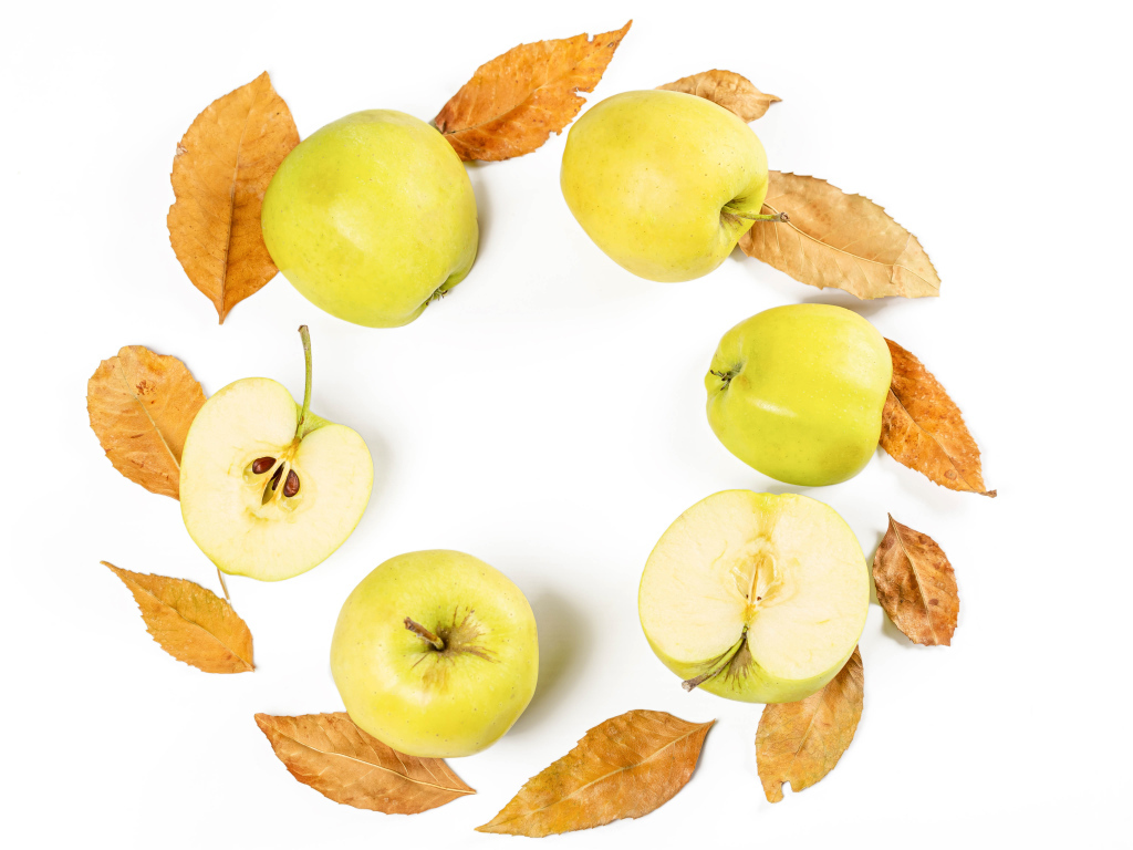 Зеленые яблоки с листьями на белом фоне 