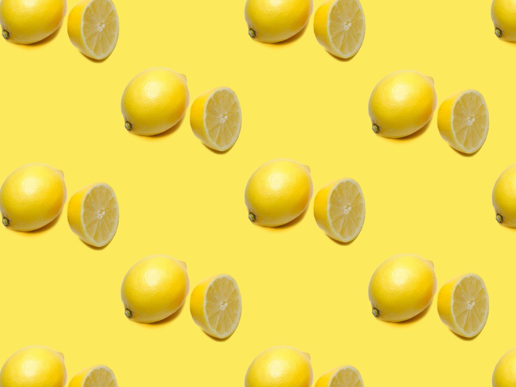 Сочные кислые лимоны на желтом фоне 