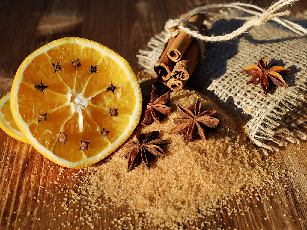 Кусочки апельсина с корицей и бадьяном