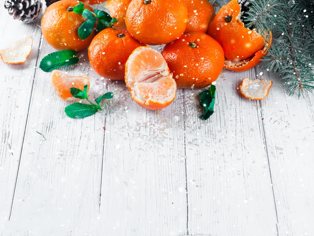 Спелые сочные мандарины с мятой на столе