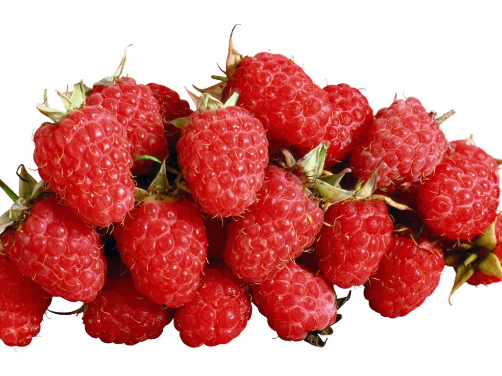 Спелая красная малина на белом фоне