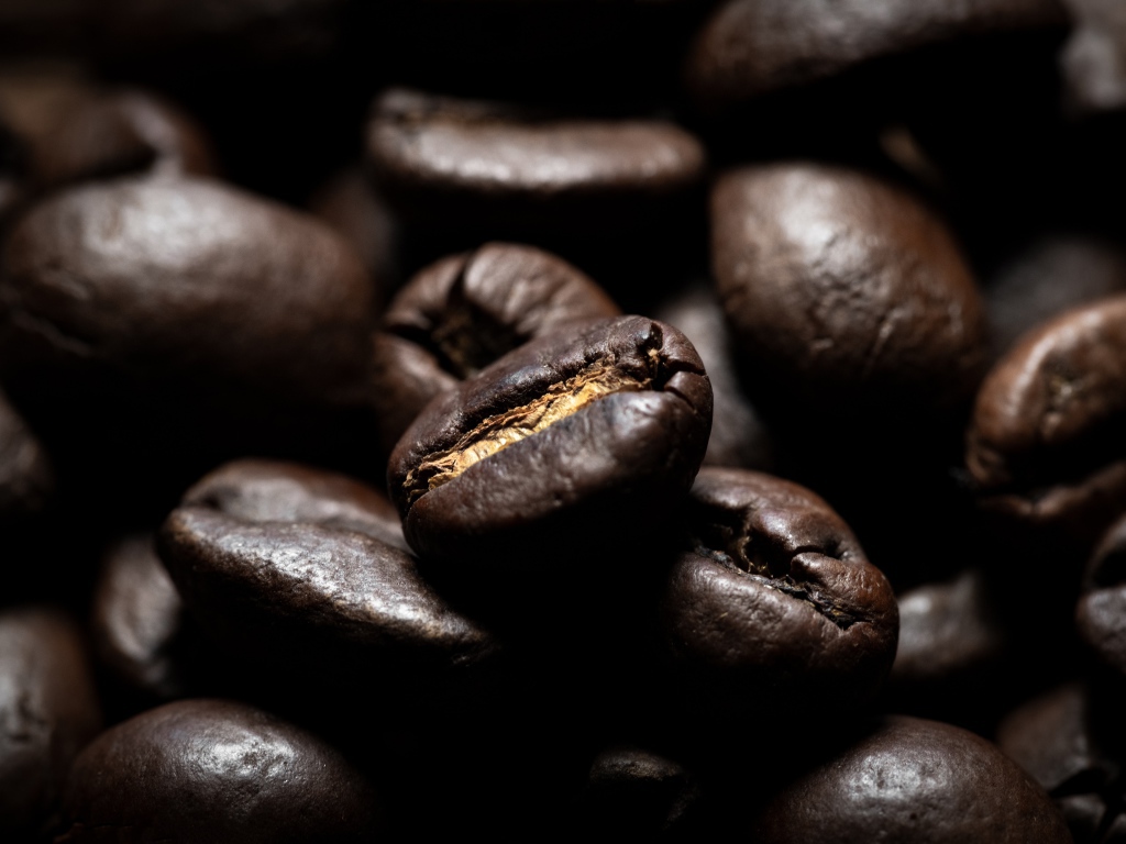 Жареные ароматные кофейные зерна 