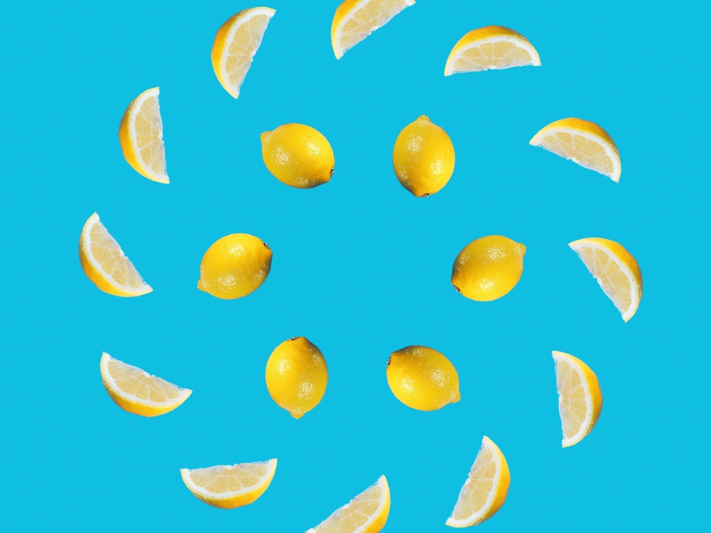 Нарезанный лимон на голубом фоне