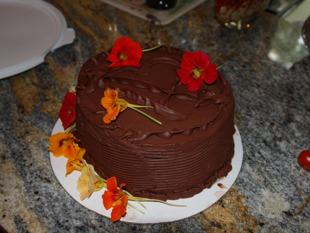 Аппетитный шоколадный торт с цветами настурции
