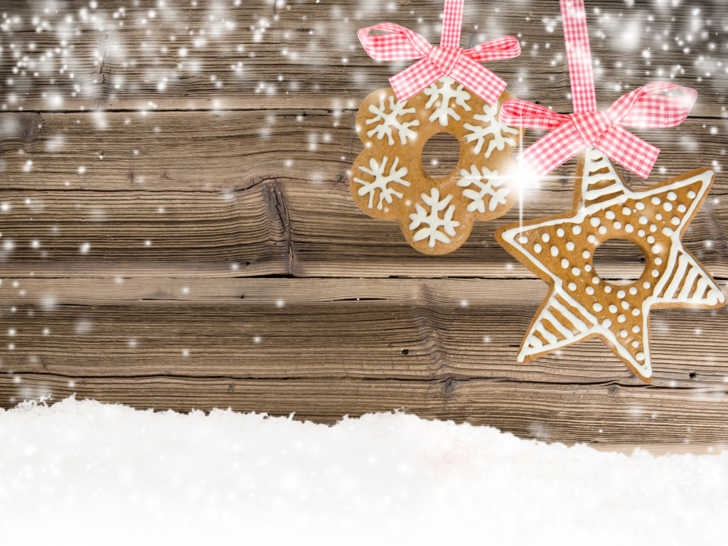 Аппетитное песочное печенье на фоне деревянной стены