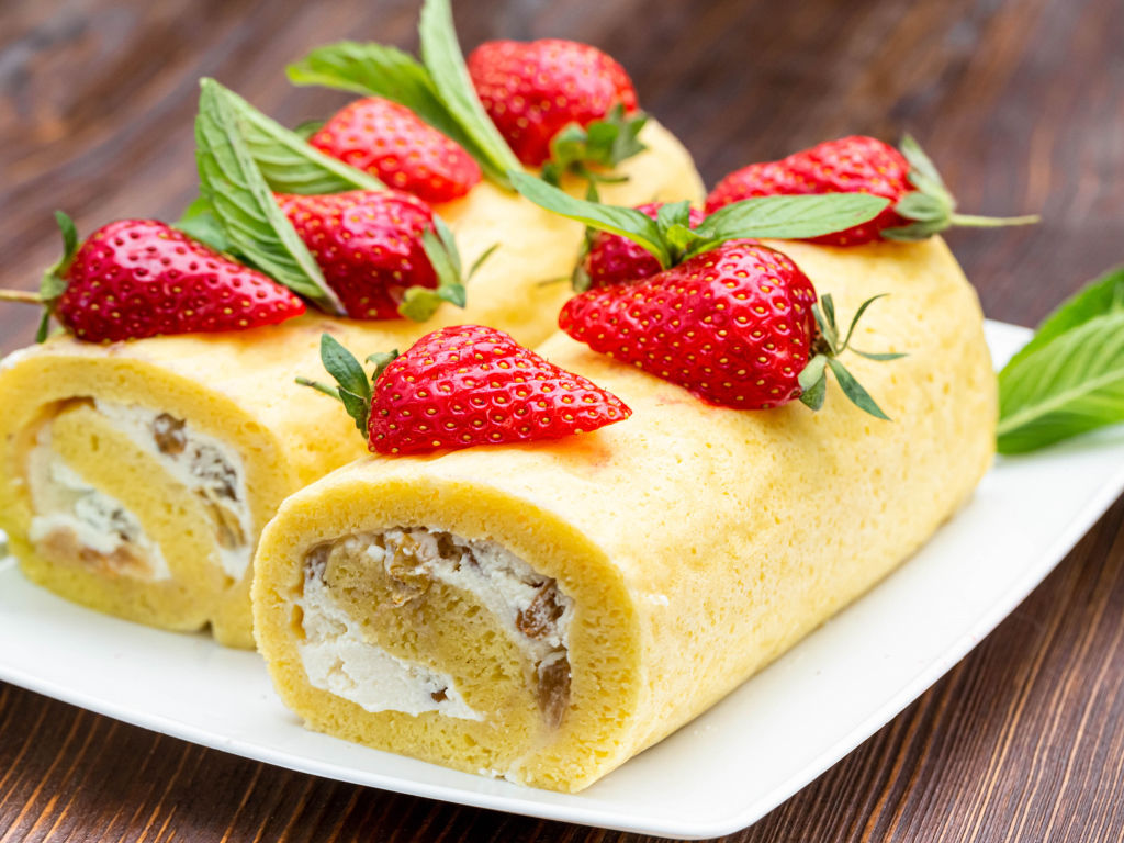 Аппетитный сладкий рулет с клубникой