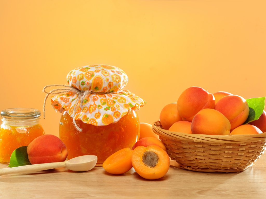 Абрикосовое варенье на столе со свежими плодами