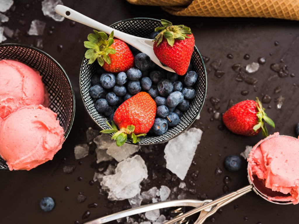 Шарики клубничного мороженого с ягодами черники и клубники