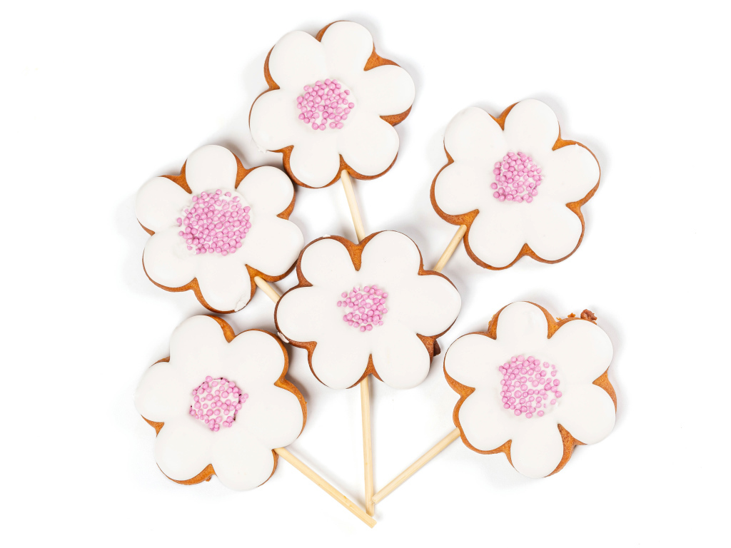 Красивое печенье в форме цветов на белом фоне