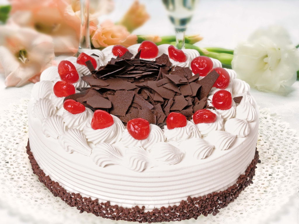 Большой торт с безе и шоколадом украшен вишнями