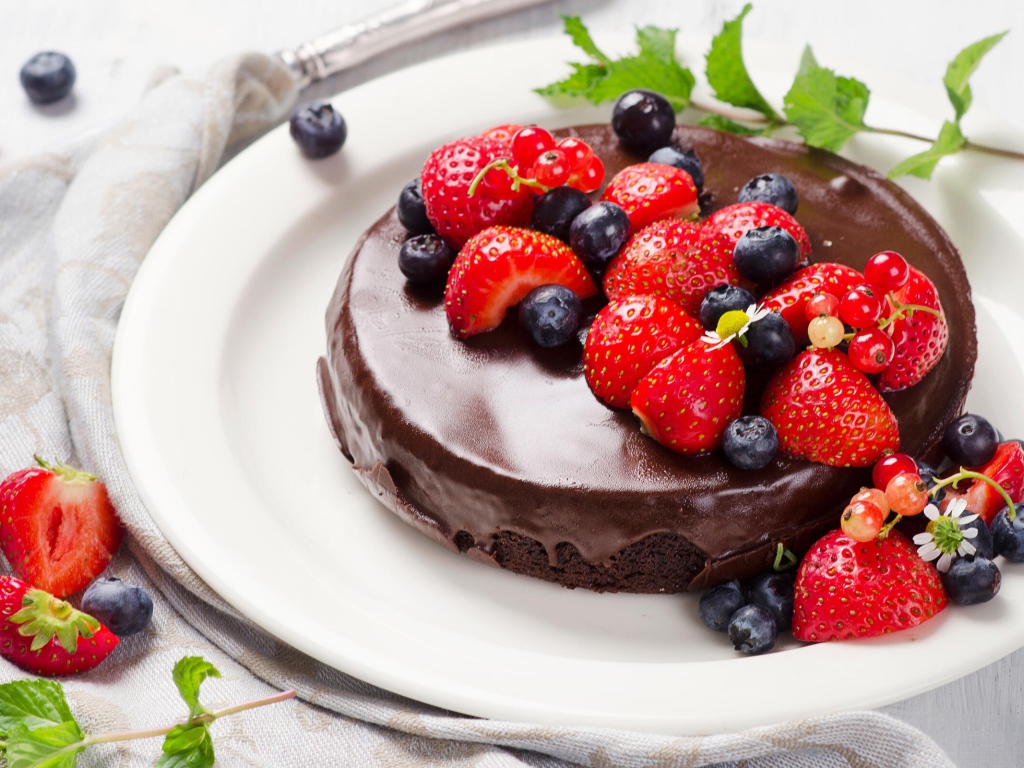 Шоколадный торт с ягодами черники и клубники 