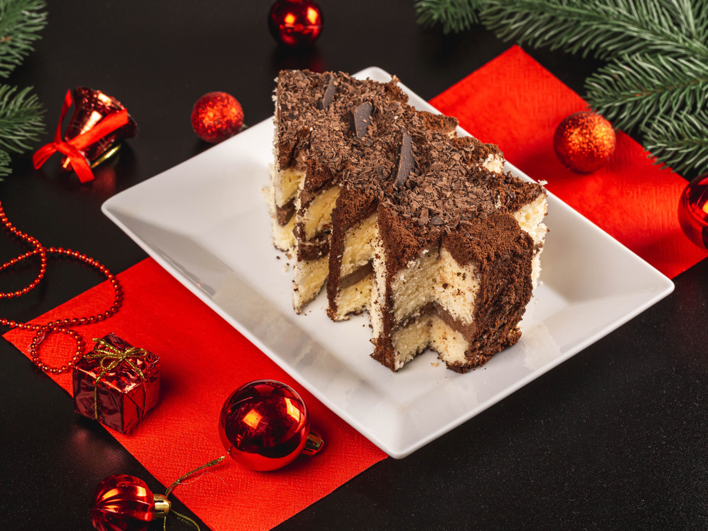 Торт в форме елочки на столе с игрушками