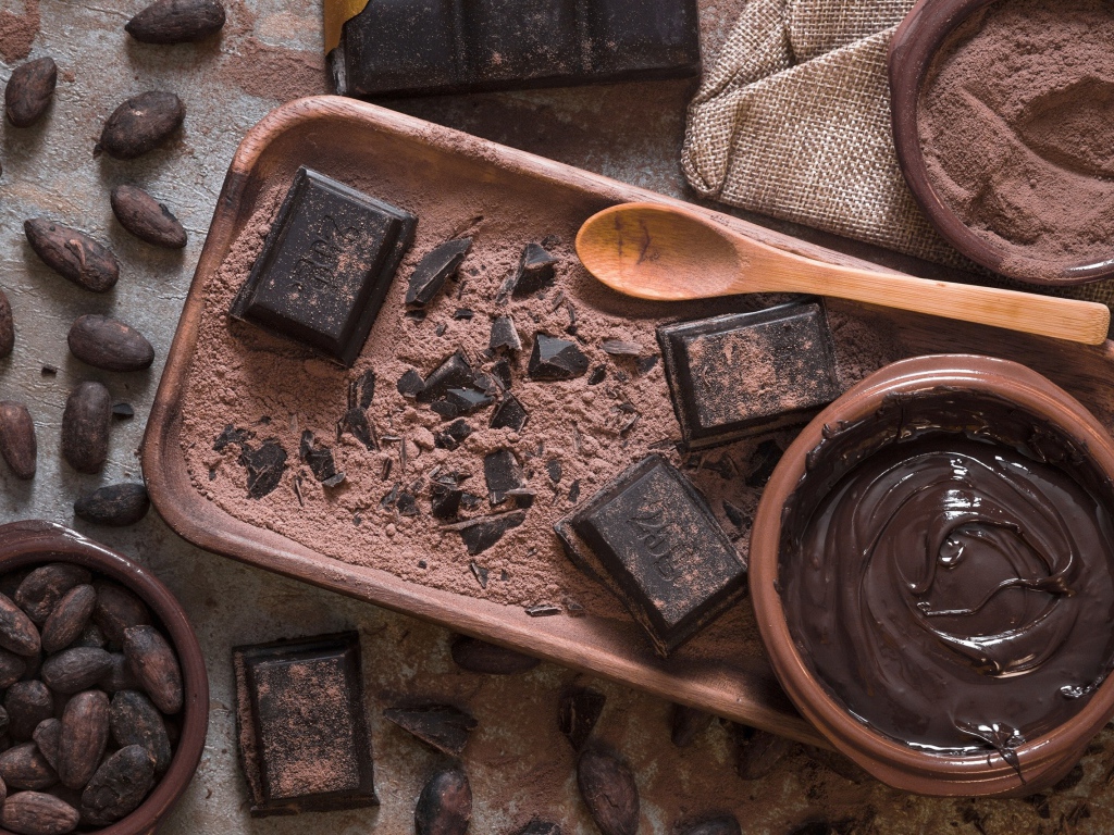 Какао с шоколадом на столе 