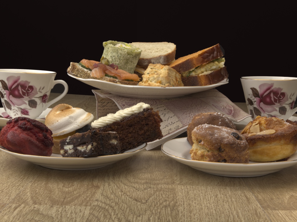 Печенье и пирожные с чаем на столе 