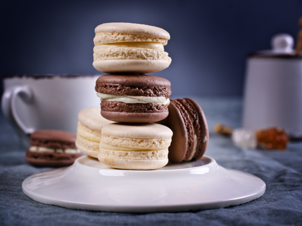 Сливочный и шоколадный десерт макарун на столе с тарелкой