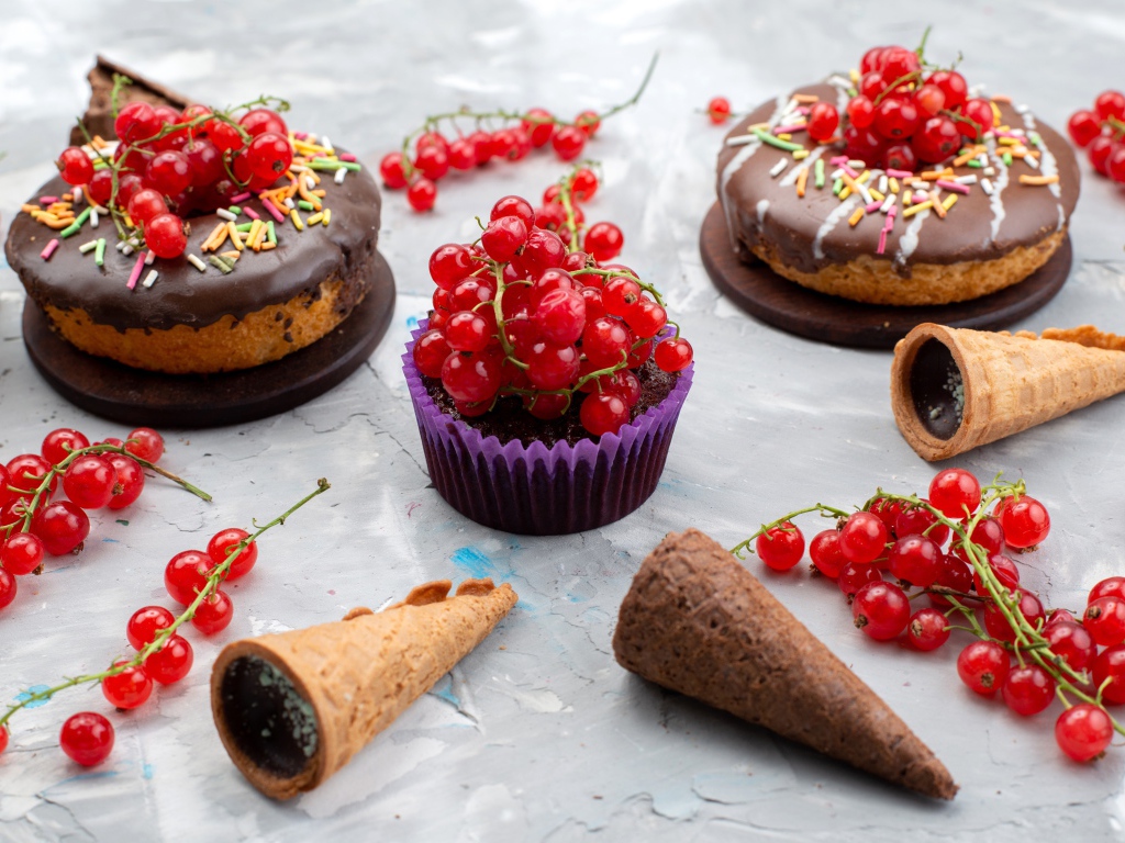 Кексы с шоколадом и красной смородиной 