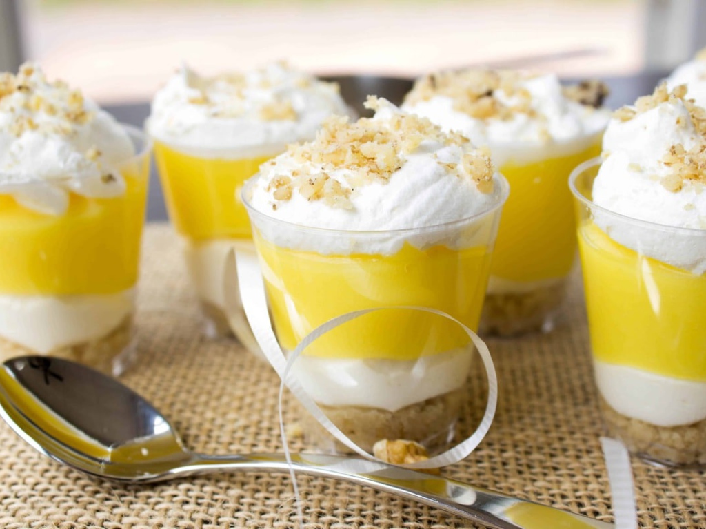 Десерт в стакане со взбитыми сливками