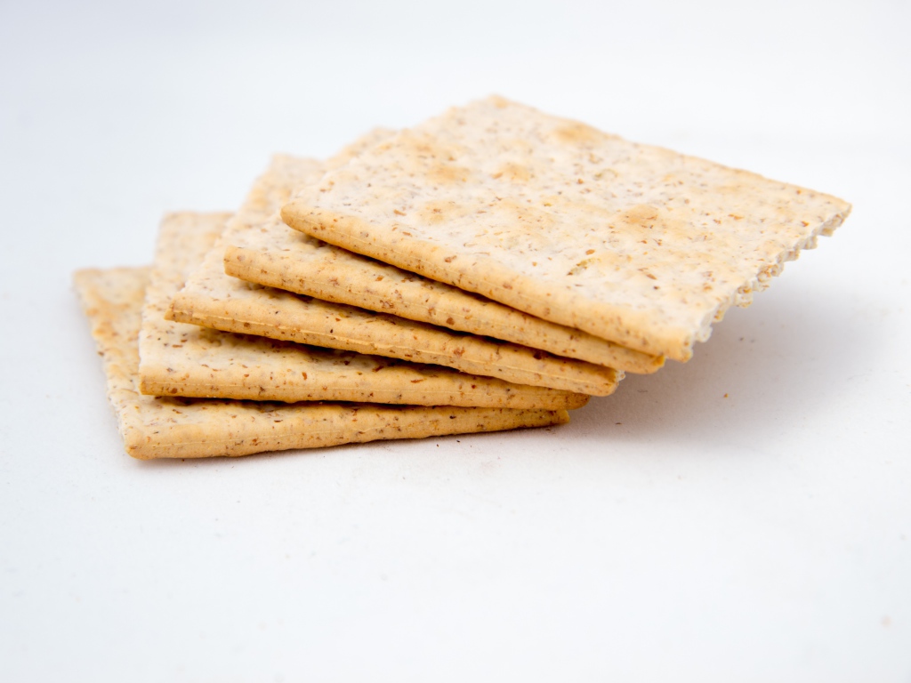 Сухое печенье галеты на белом фоне