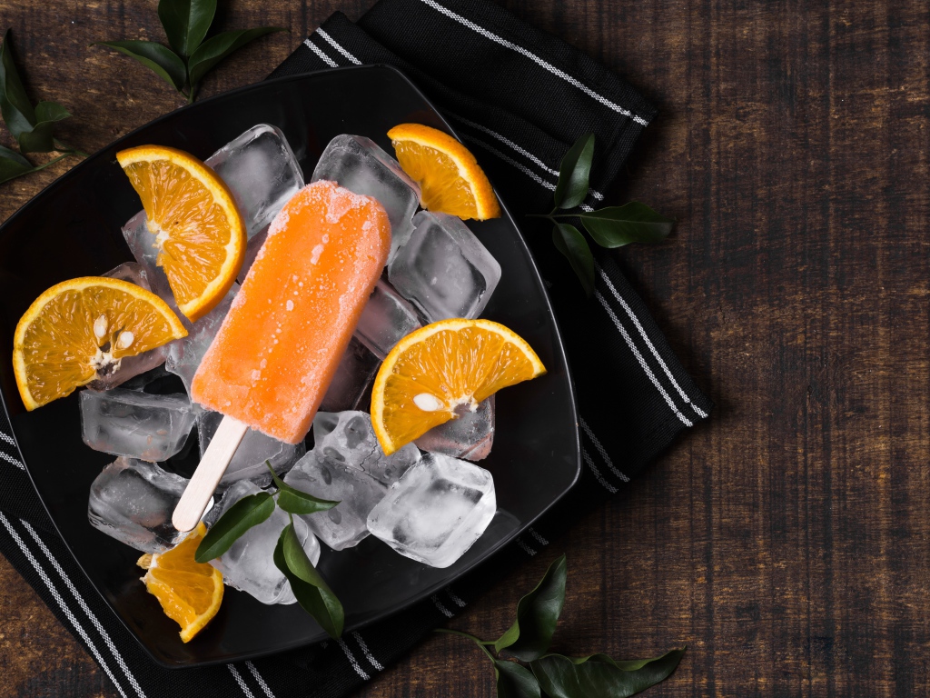 Мороженое с кусочками льда и апельсинами 