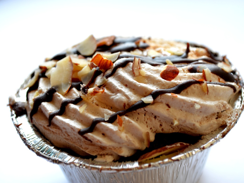 Пирожное меренга с орехами и шоколадом