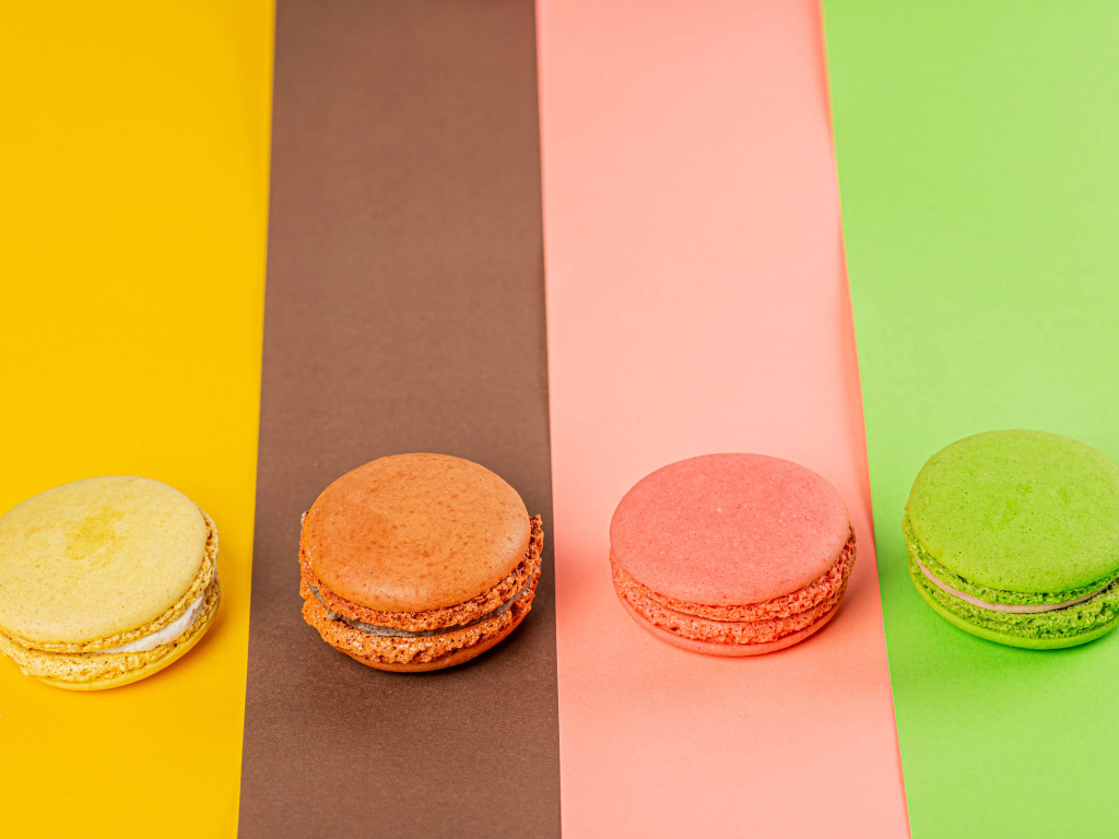 Разноцветный десерт макарон на бумаге 