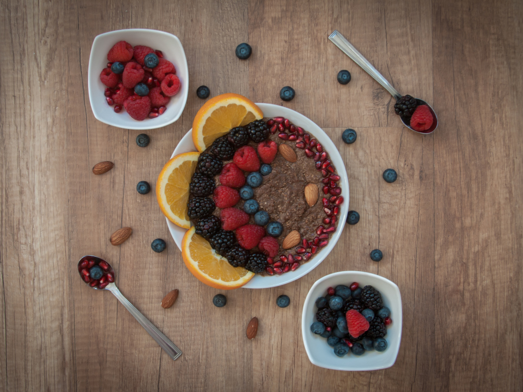 Каша с ягодами в тарелке на столе на завтрак