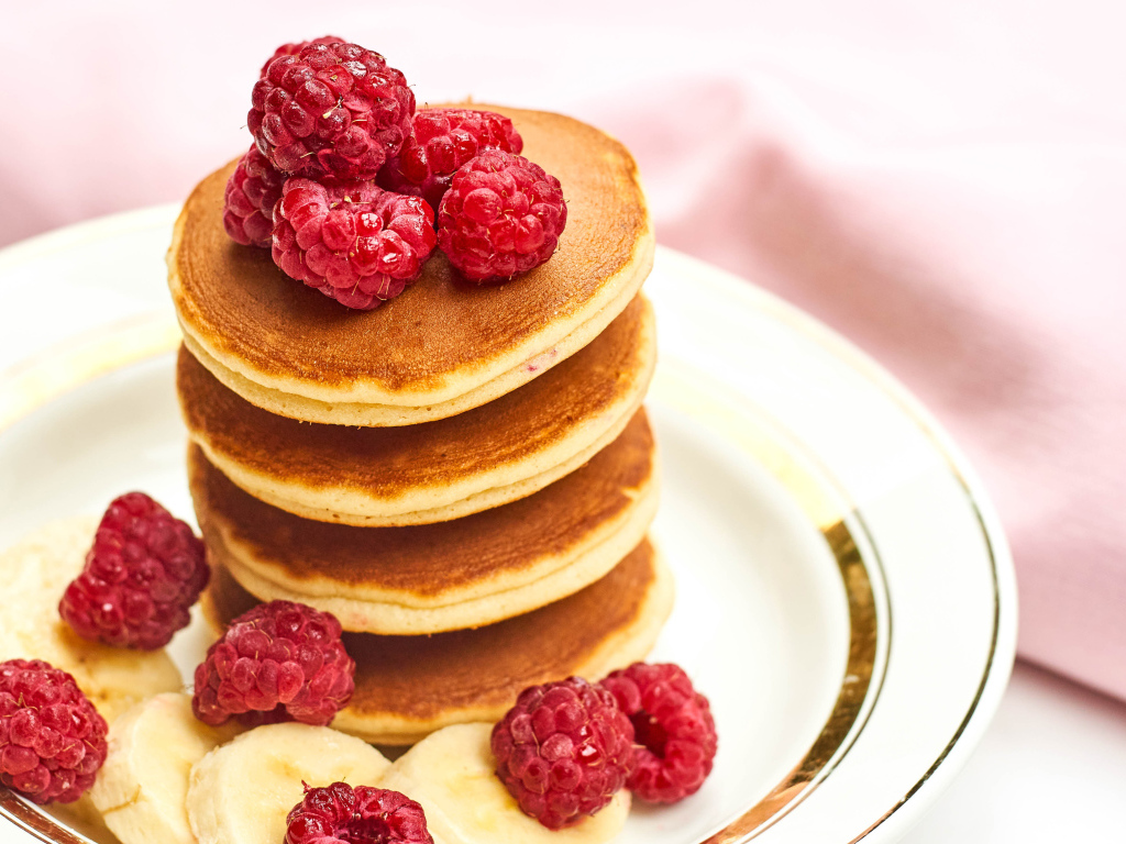Румяные оладьи с ягодами малины и бананом 