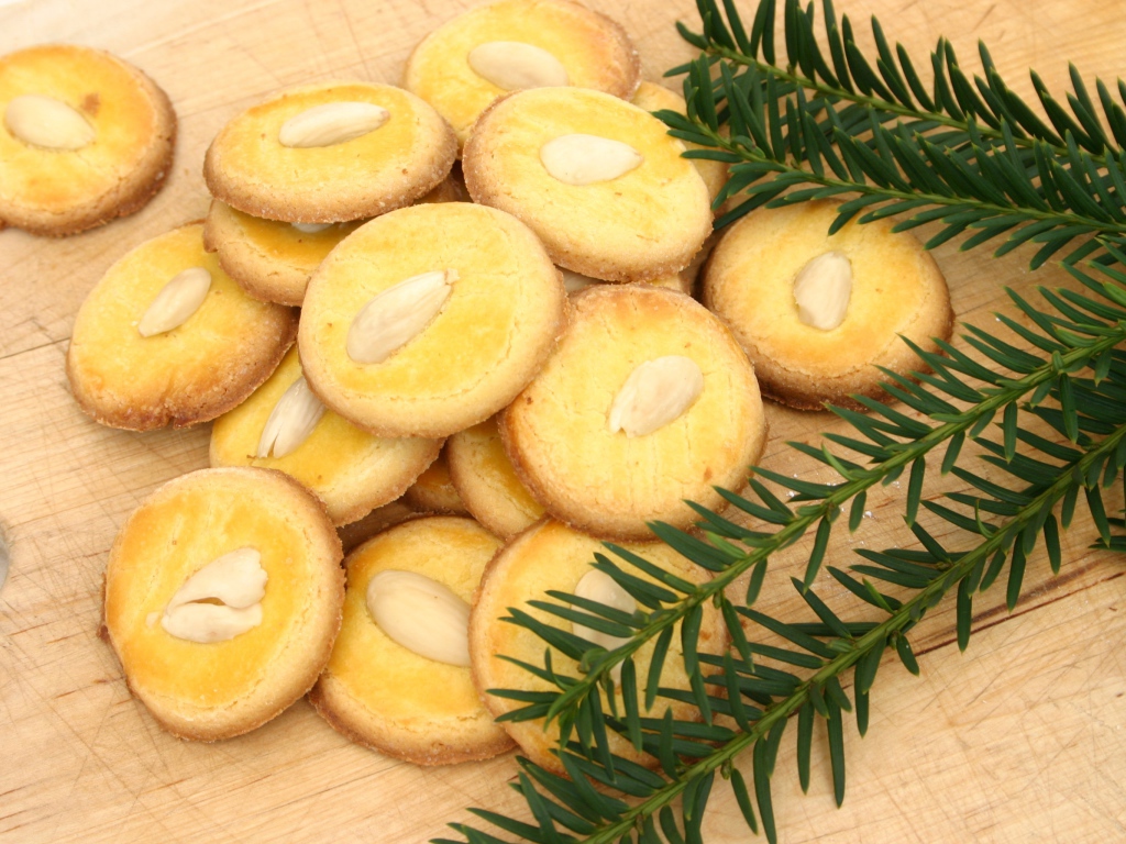 Песочное печенье на столе с еловой веткой 