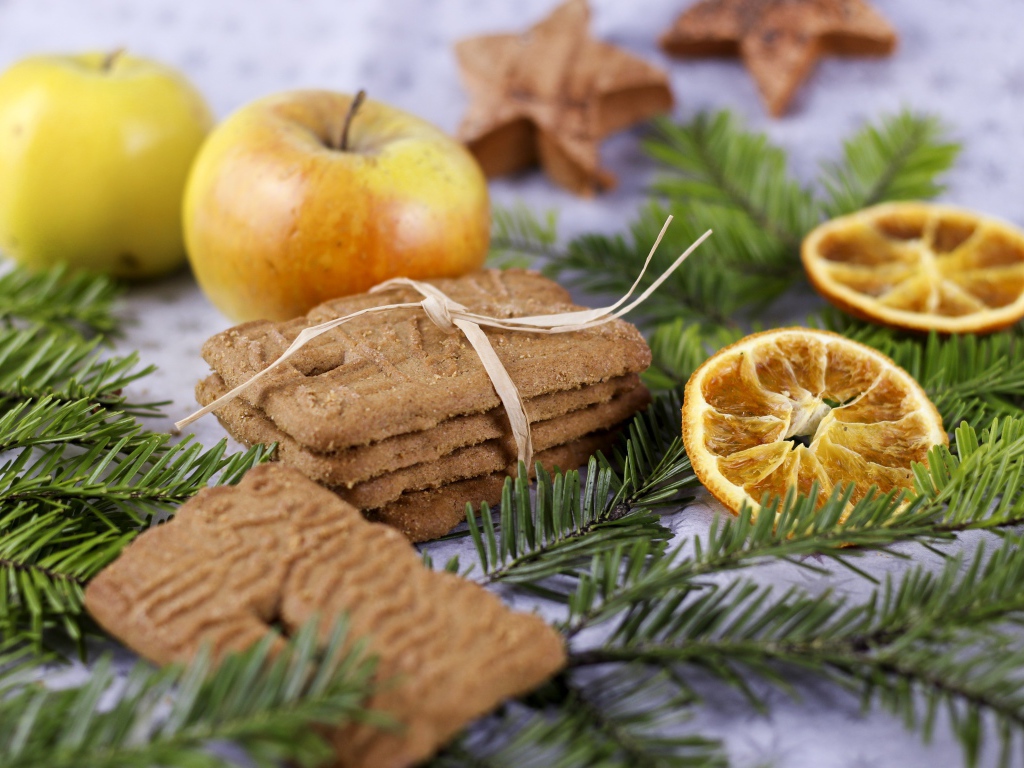 Песочное печенье с яблоками и еловой веткой 