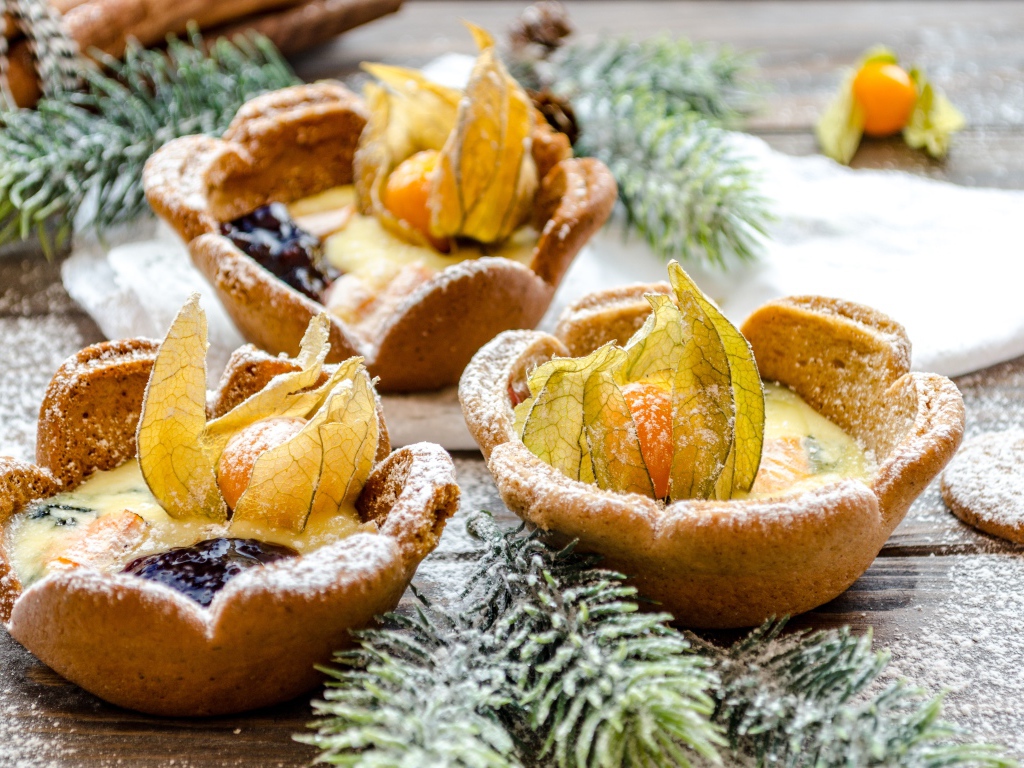 Песочное печенье  с физалисом и ветками ели на столе 