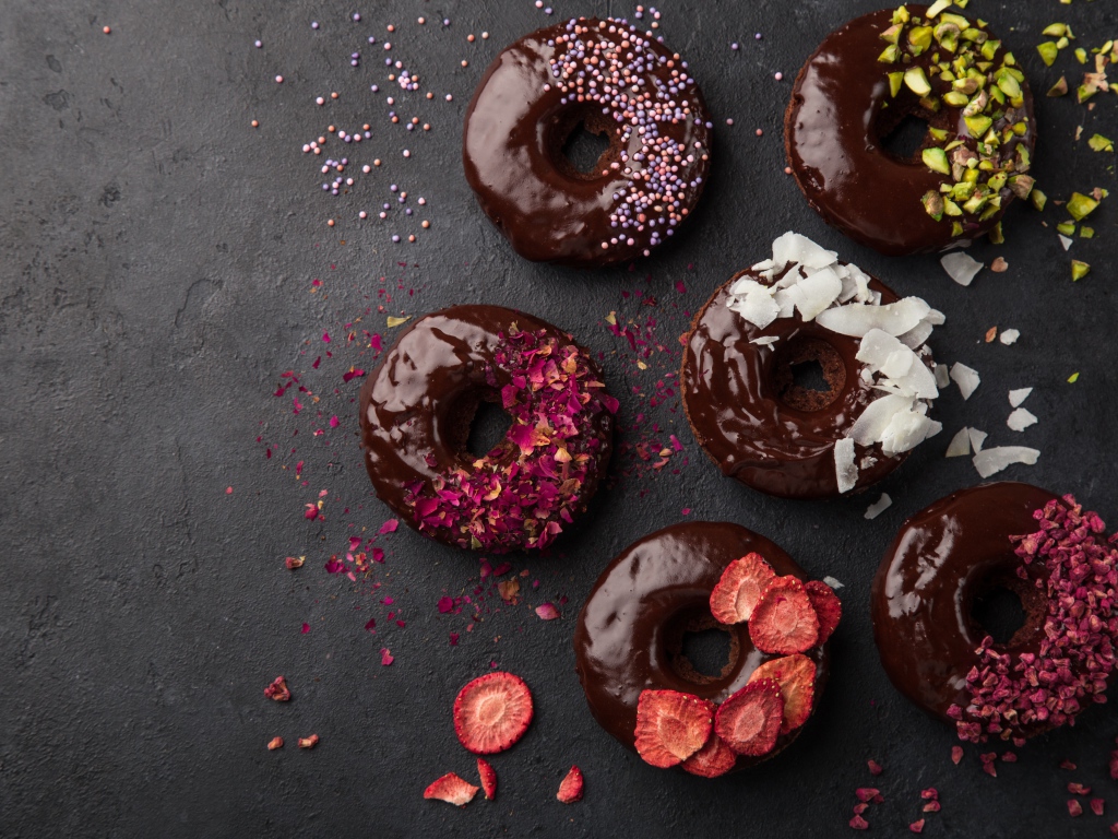 Сладкие аппетитные пончики с шоколадом и добавками