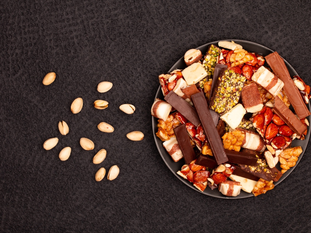 Сладости с орехами на черном столе 