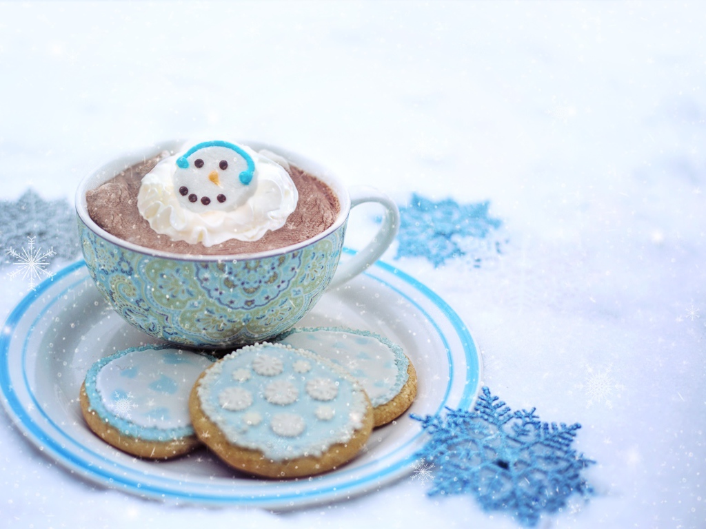 Чашка кофе с печеньем на снегу