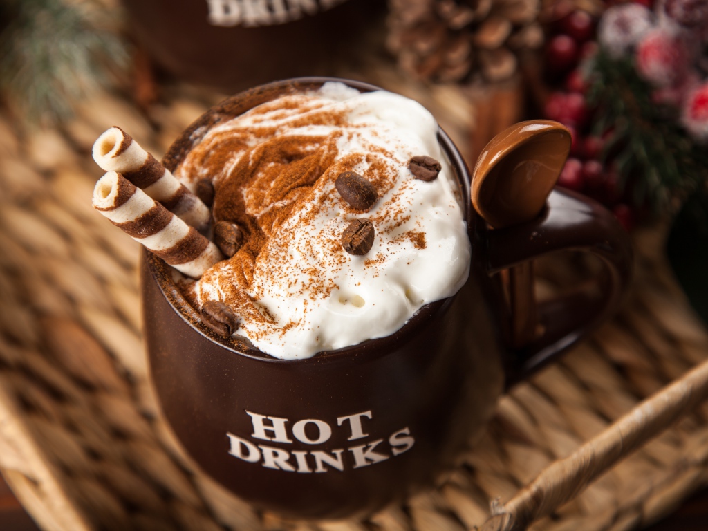 Чашка горячего шоколада со сливками на столе