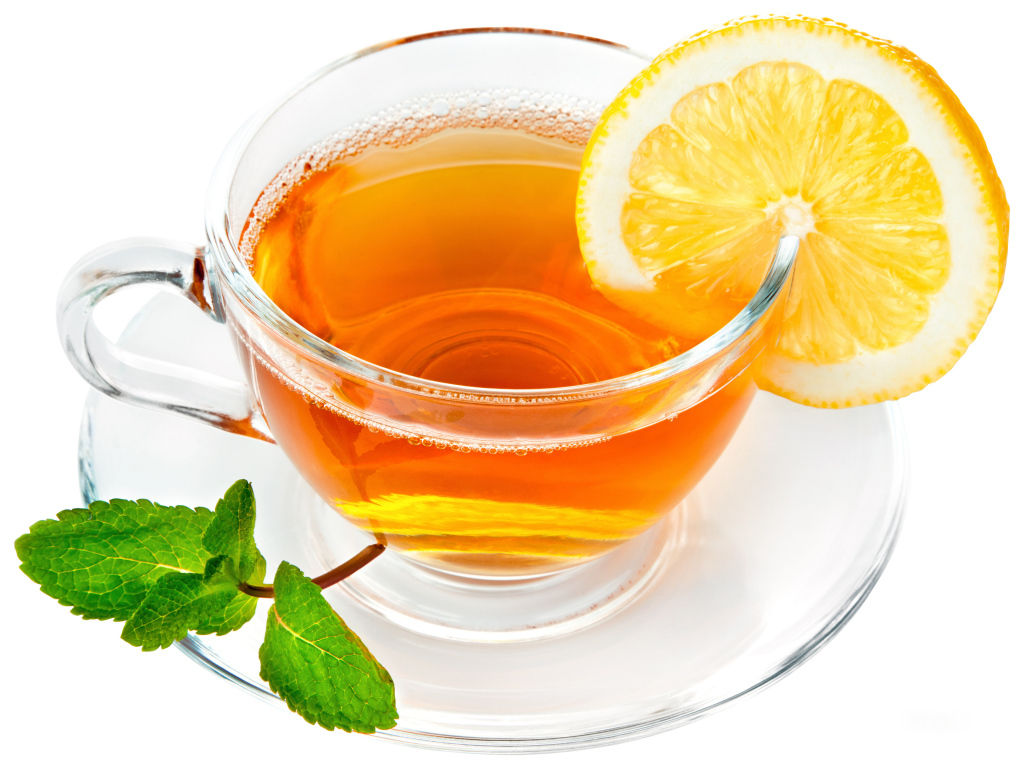 Чашка чая с лимоном и мятой на белом фоне