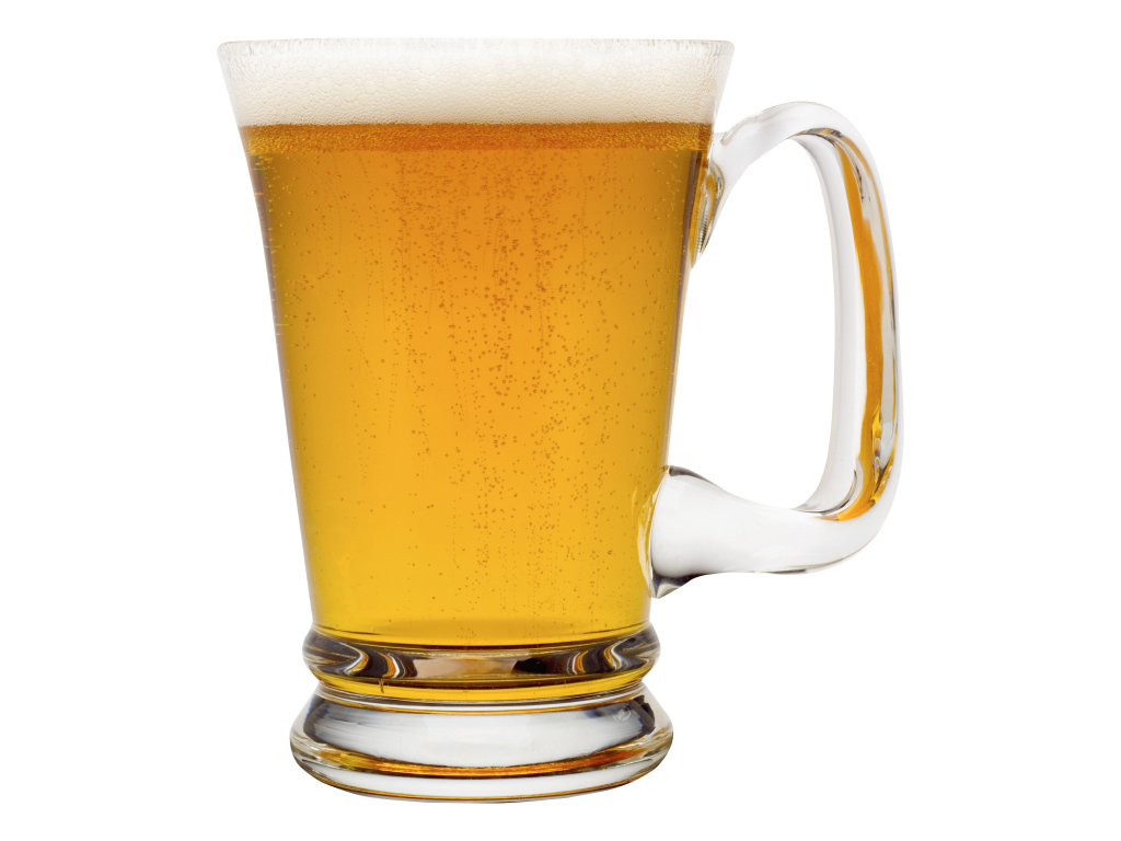 Бокал пенного пива на белом фоне
