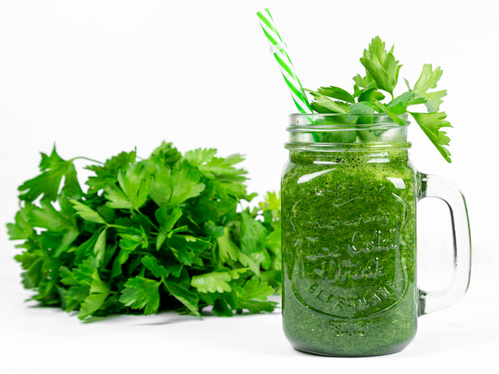 Зеленый смузи на столе с петрушкой
