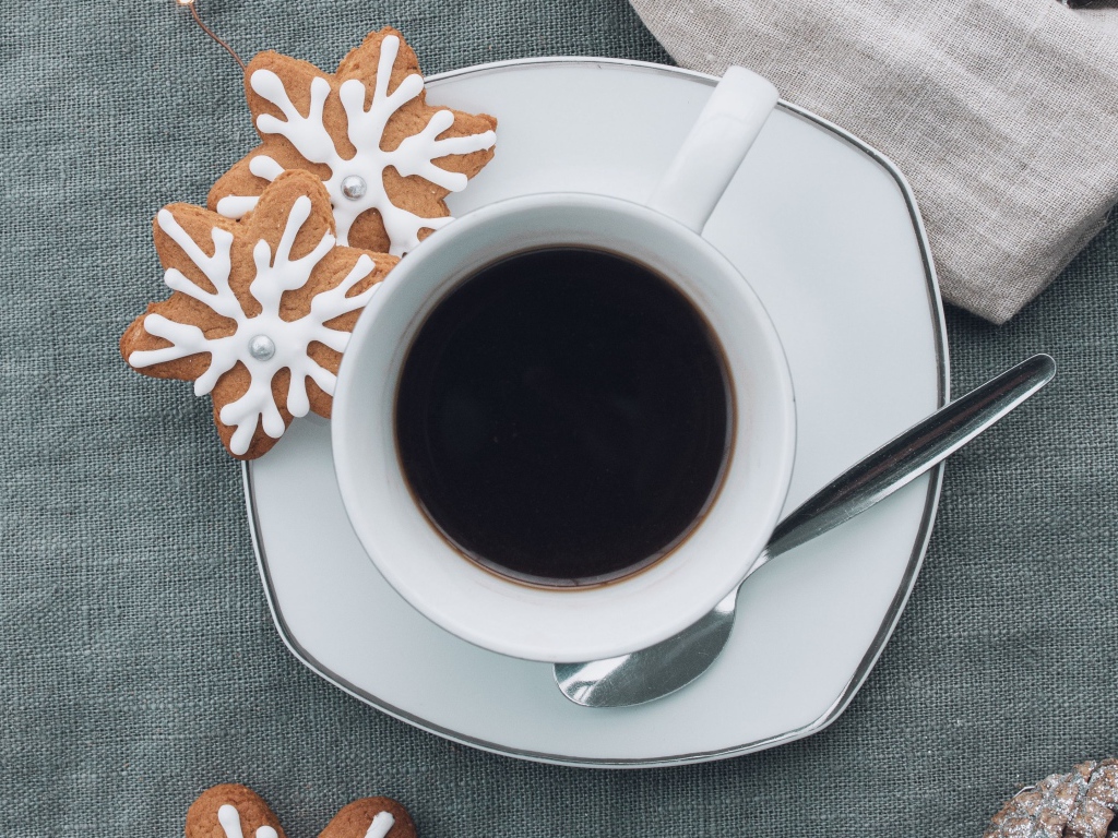 Белая чашка горячего кофе с печеньем 