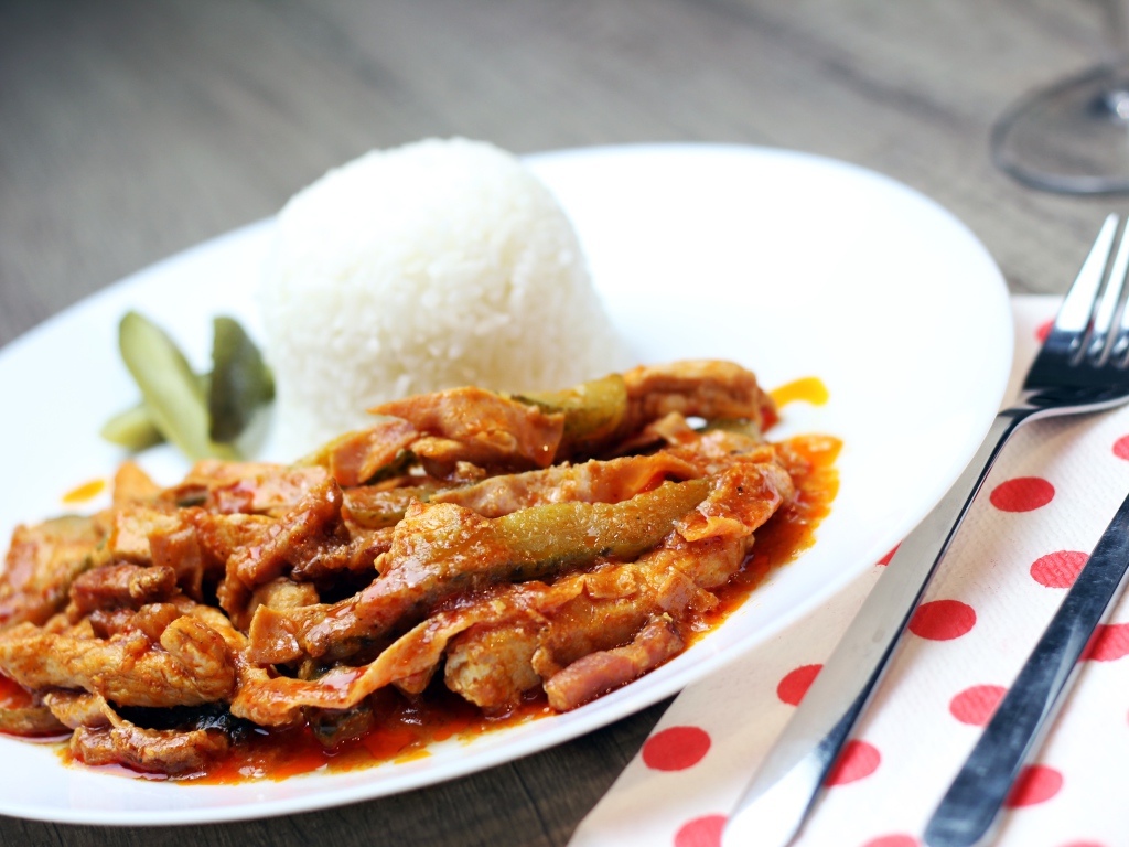 Гуляш из говядины на тарелке с рисом