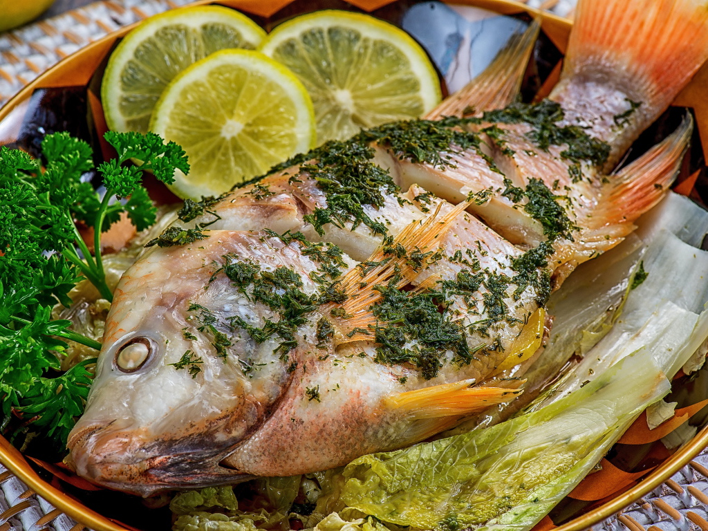 Запеченный карп с лимоном и листьями салата 
