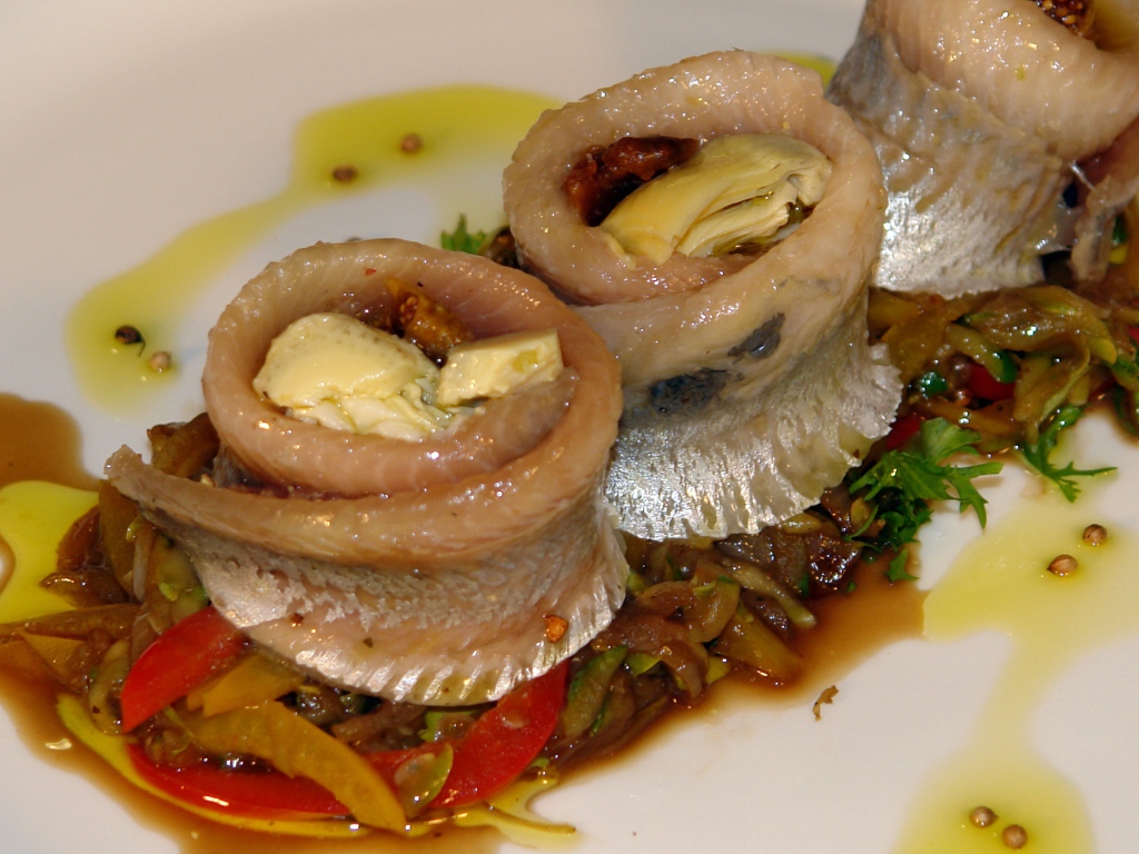 Рулетики из сельди с овощами