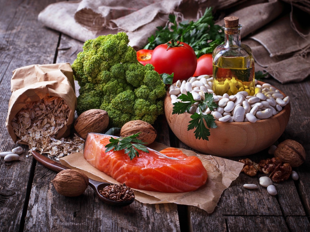 Красная рыба на столе с овощами и фасолью 