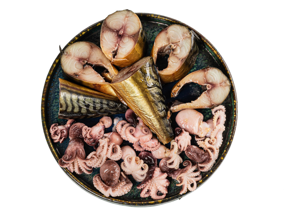 Копченая скумбрия на тарелке с кальмарами